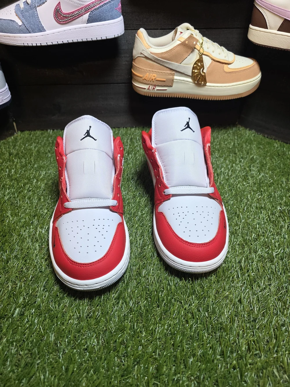 10.5 Mens Nike Air Jordan 1 Low- Sneakers - Red and White